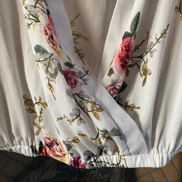 🌼 Floral Blouse 🌸 - Picture 2 of 4